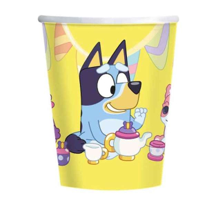 Confezione da 8 bicchieri in carta con i personaggi di Bluey, disposti su una tavola apparecchiata.