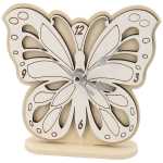 Immagine dell'orologio in legno con farfalla color panna su un mobile in una casa.