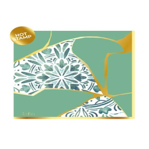 Confezione da 16 tovaglioli a tema Kintsugi Green, disposti su una tavola apparecchiata.