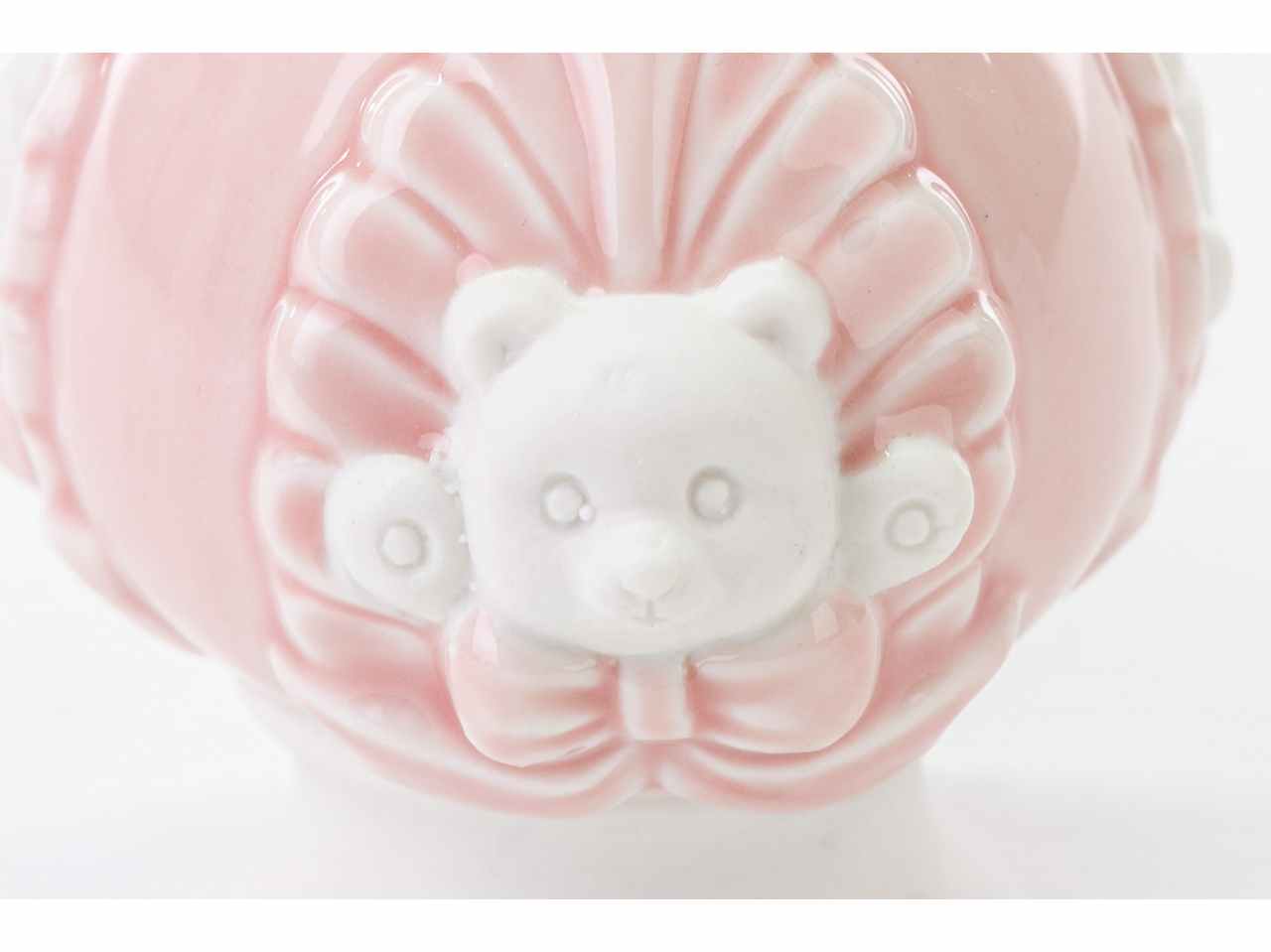Immagine di un pumo in porcellana rosa a forma di orsetto.