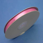 Nastro doppio raso fucsia arrotolato su una bobina