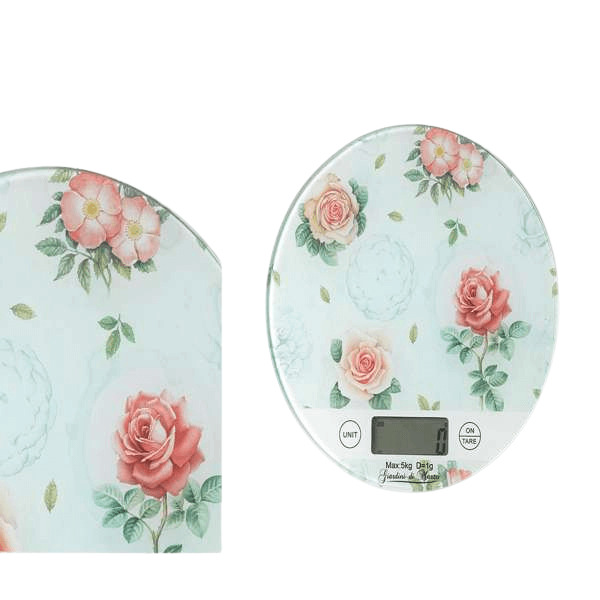 Immagine della bilancia in vetro shabby chic azzurra su un piano di lavoro in cucina.
