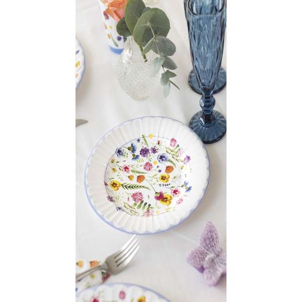 Immagine di piatti con decoro floreale.