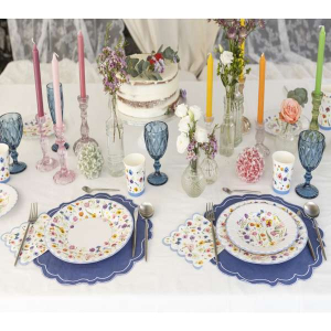 Immagine di tavola con decoro floreale.