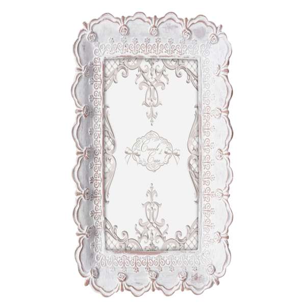 Immagine di un portafoto in resina bianco decapato con un decoro a rose e una foto inserita all'interno.