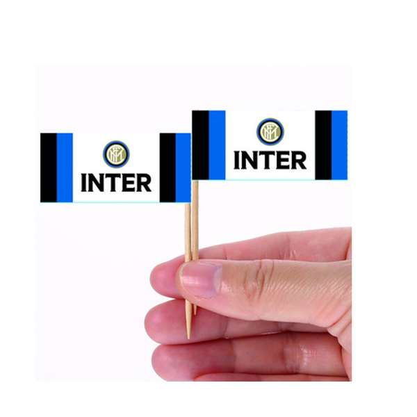 Confezione di bandierine in cartoncino con i colori nerazzurri e il logo dell'Inter, montate su stuzzicadenti. Perfette per decorare cibo e bevande per festeggiare la vittoria dell'Inter in Serie A.