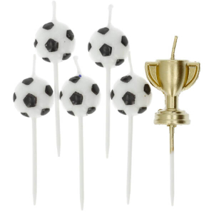 Set da 6 candele composto da 5 candele a forma di palloni da calcio e 1 candela a forma di coppa dorata, ideale per feste a tema calcio, compleanni, party e allestimenti.